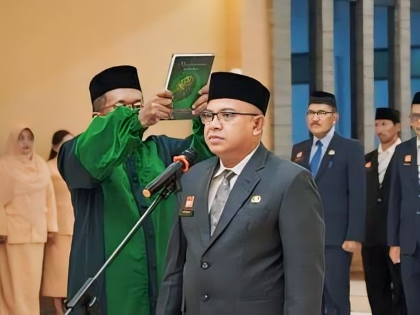 Penjabat (Pj) Bupati Sanggau, Suherman, melantik Aswin Khatib sebagai Pj Sekretaris Daerah (Sekda) Kabupaten Sanggau