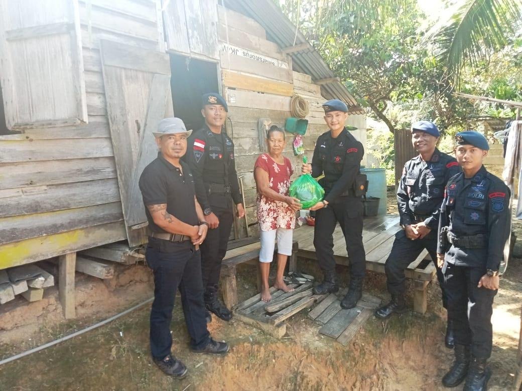 Mako Brimob Kabupaten Sanggau bersama dengan Mangku TBBR DPD Kabupaten Sanggau, Bapak Martinus Bontot, menggelar aksi sosial