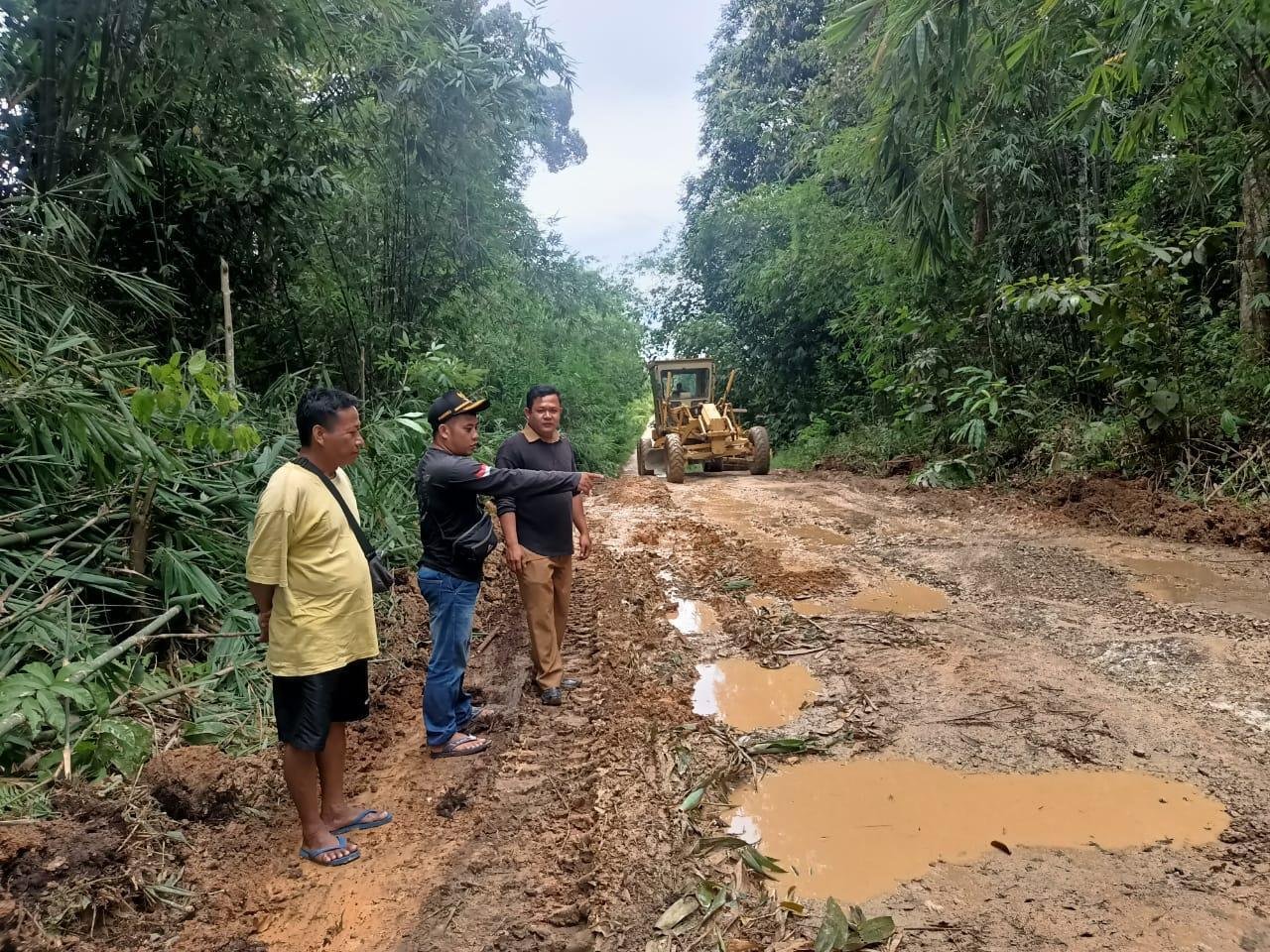 Kepala Desa Pandu Raya, Adrianus Dedi, S.Kom, Tinjau Langsung Ruas Jalan Sei. Mawang – Dusun Empaong