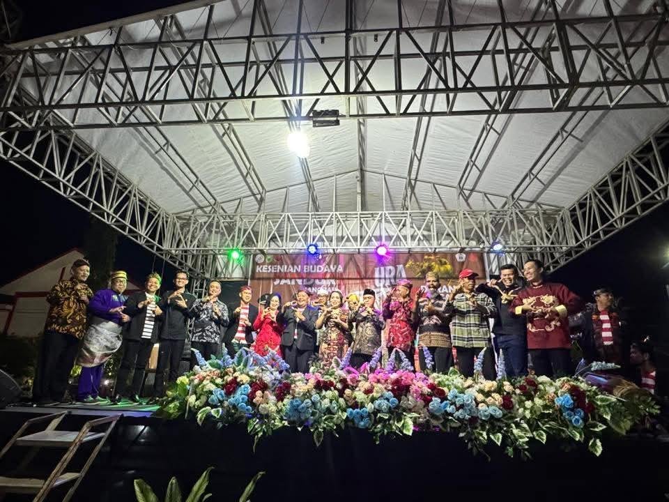 Pagelaran Budaya Sandur Madura Bumi Daranante Sanggau Berakhlak Toreh Saling Jegeh ke-5