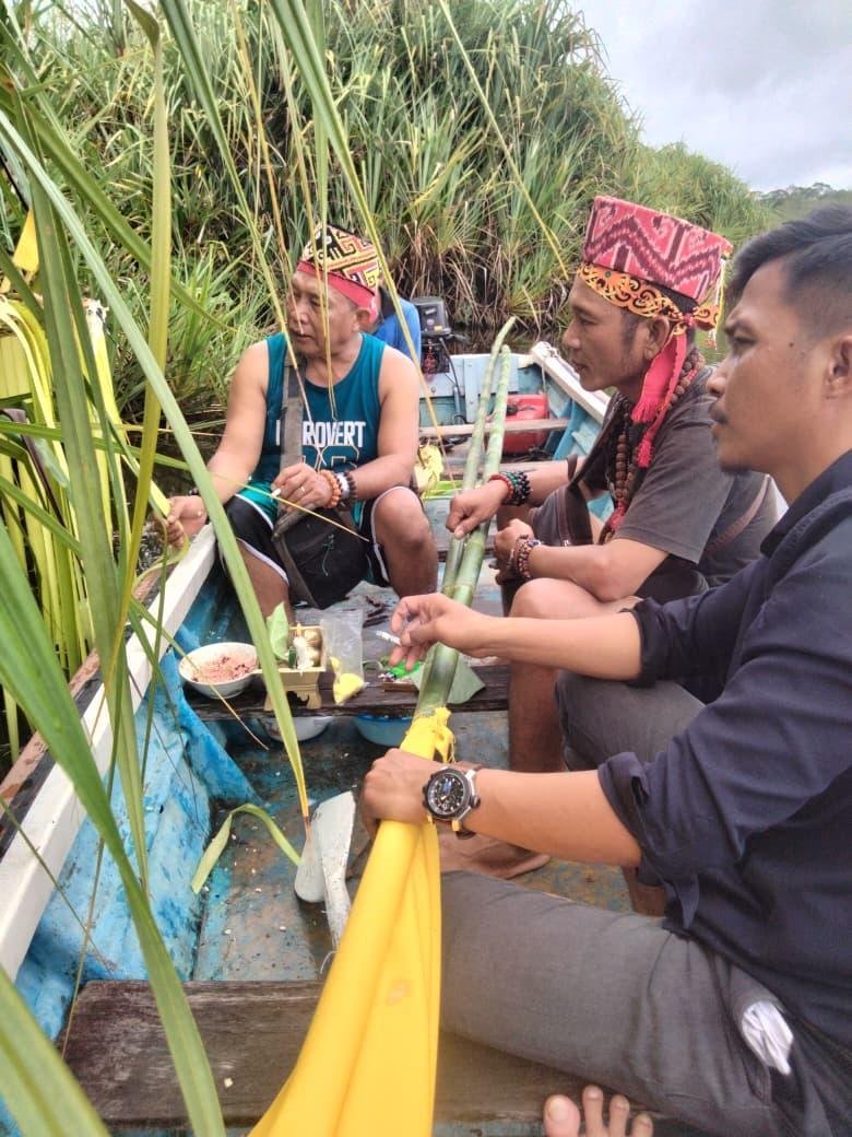 Pengurus Adat Desa Subah Gelar Ritual Ngumpan AE Tanah di Pembendungan Sungai Tangkai Danau Laet