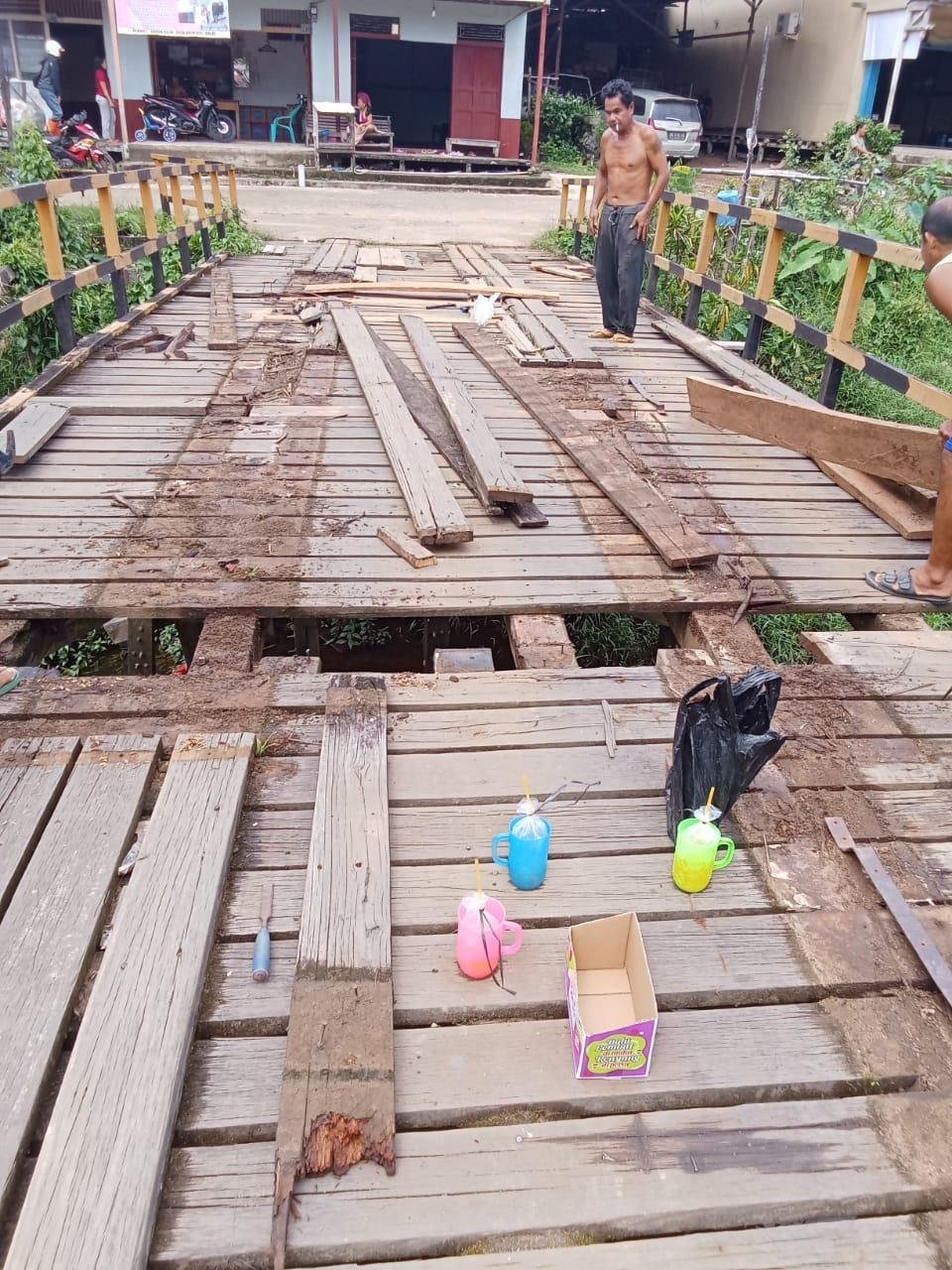 Kerja Bakti Penambalan Jembatan di Dusun Hilir bersama dengan warga Berjalan baik
