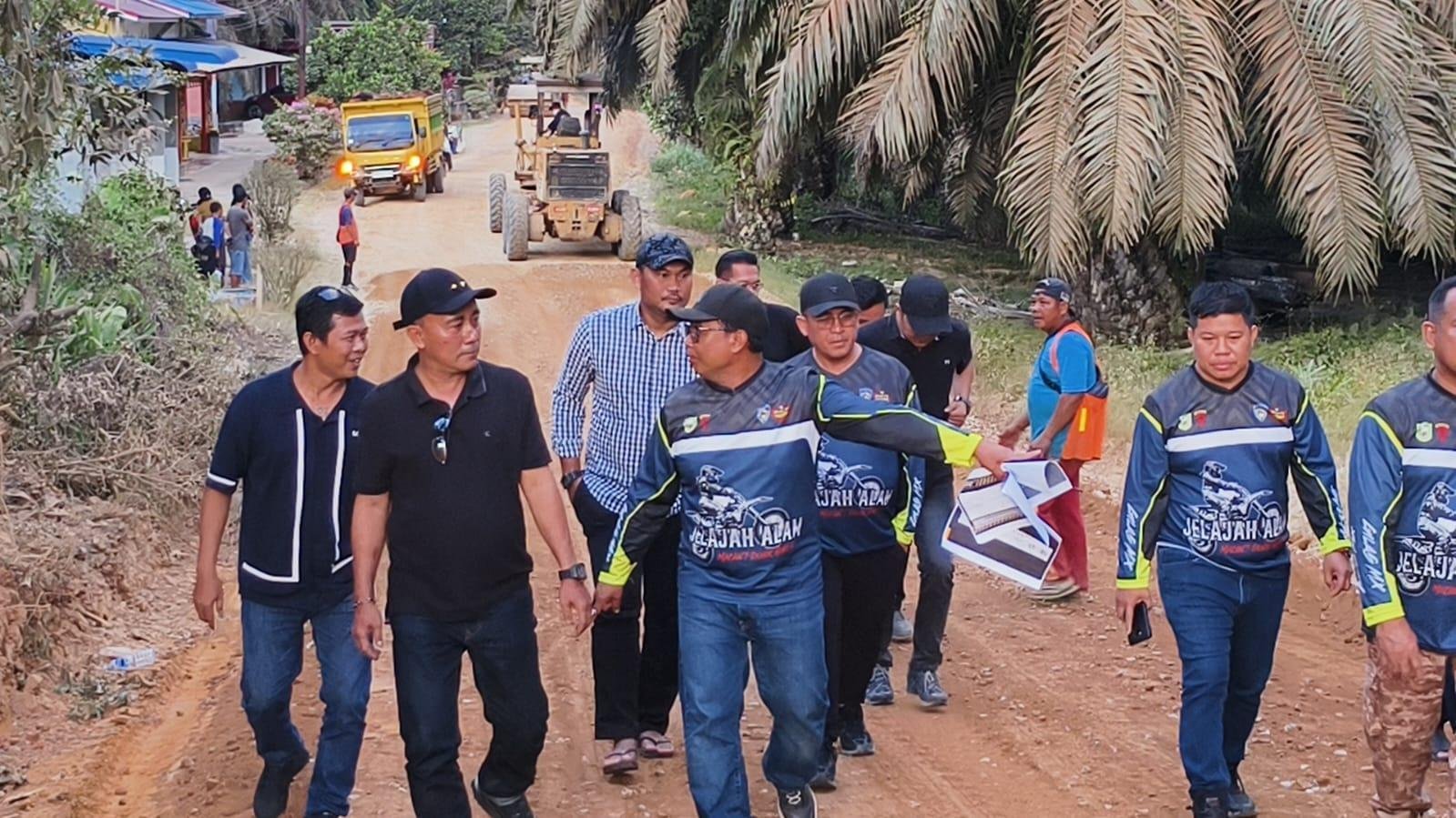 Kancilkus, SP anggota DPRD Kab. Sanggau Dapil 2 dampingi Wagub Kalbar Bapak Krisantus Kuniawan, S.IP., M.Si tinjau jalan Bodok-Meliau.