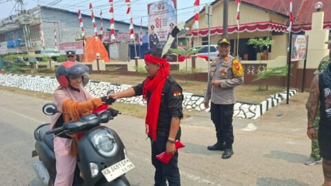 Semarak HUT RI ke-81, Mangku TBBR Sanggau Bersama TNI-Polri Bagikan Bendera Merah Putih di Parindu