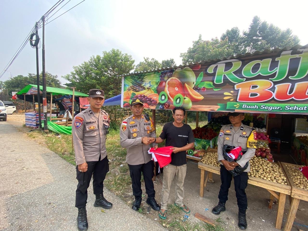 Kapolsek Parindu AKP Sutono Ajak Warga Kibarkan Merah Putih, Semarakkan HUT ke-81 Kemerdekaan RI